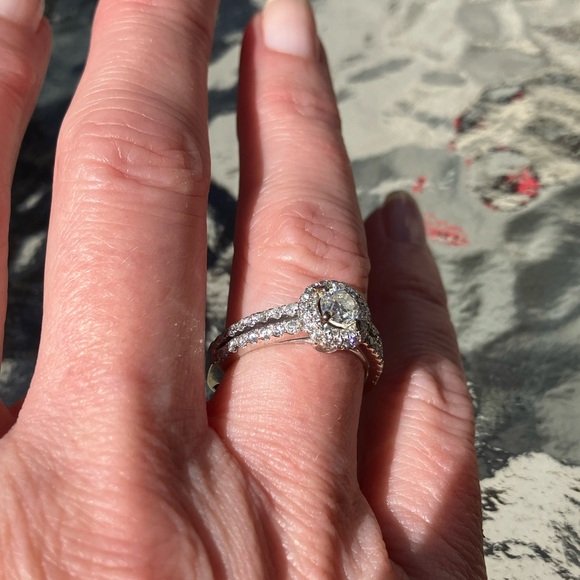 Authentic 14 Kt White Gold Diamond Halo Ring. - Picture 8 of 13